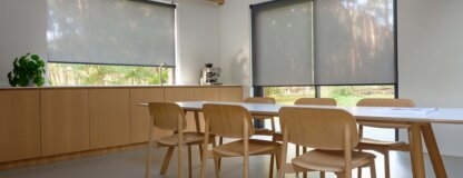 Diaz rolgordijnen eetkamer met houten stoelen en grijze rolgordijnen liggend 2