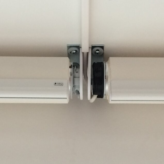 Deux stores côté à côté 220v rts