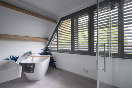 Shutters in Megen bathroom special shaped window